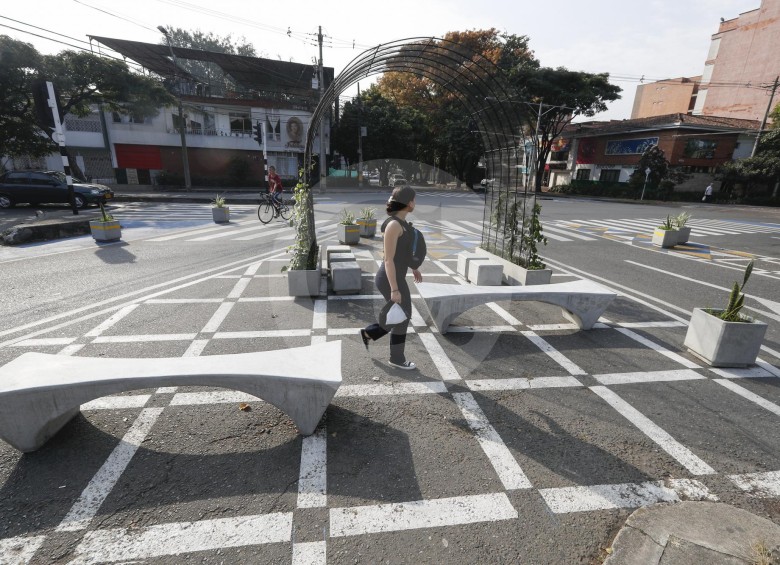 Urbanismo táctico con mobiliario y pintura sobre asfalto en el primer parque de Laureles. Según la comunidad genera congestiones vehiculares por quitar espacio a la vía. FOTO MANUEL SALDARRIAGA
