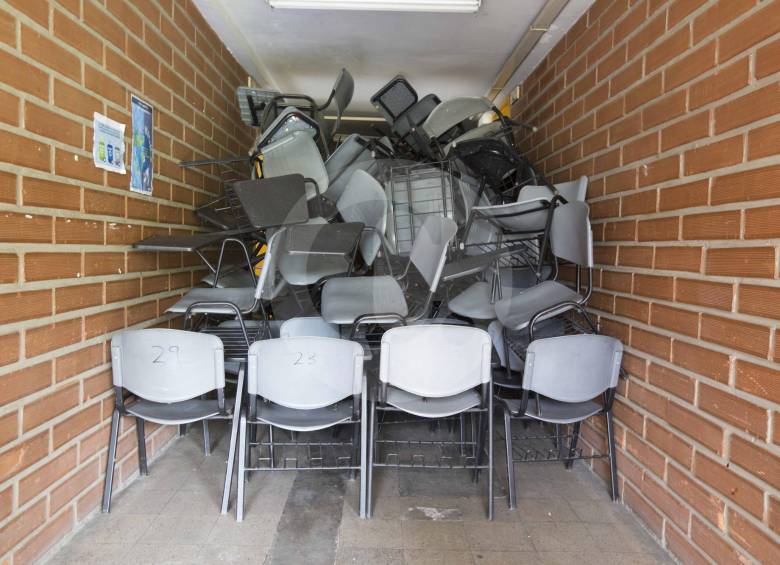 29 días de cese lleva el Politécnico Jaime Isaza C. En la foto, medidas para impedir el ingreso a clase. FOTO Manuel Saldarriaga