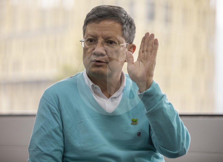 Luis Fernando Suárez asegura que no consulta las decisiones con Aníbal Gaviria sino con su equipo de gobierno. FOTO carlos velásquez