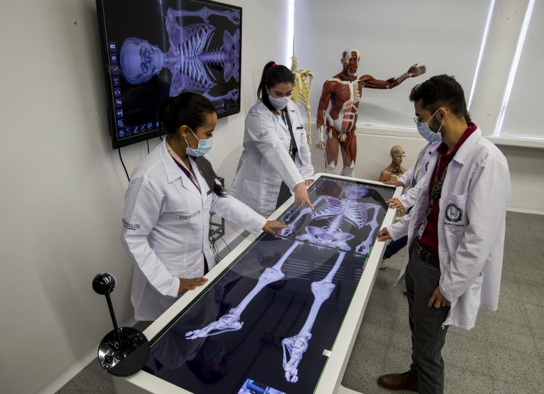 En la Universidad CES, la mesa Anatomage simula un cuerpo humano real y permite que los docentes se conecten desde casa con los estudiantes para la sesión. FOTO julio césar herrera