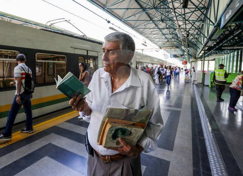 A primera hora, los usuarios del sistema encontraron en los vagones libros para llevarse a casa. Aprovechando la fecha, la empresa Metro repartió textos para fomentar la lectura. FOTO Jaime Pérez