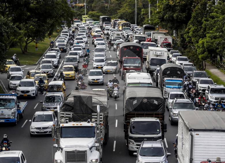 El desmonte de los palcos del desfile de silleteros generó enorme congestión. FOTO: JAIME PÉREZ