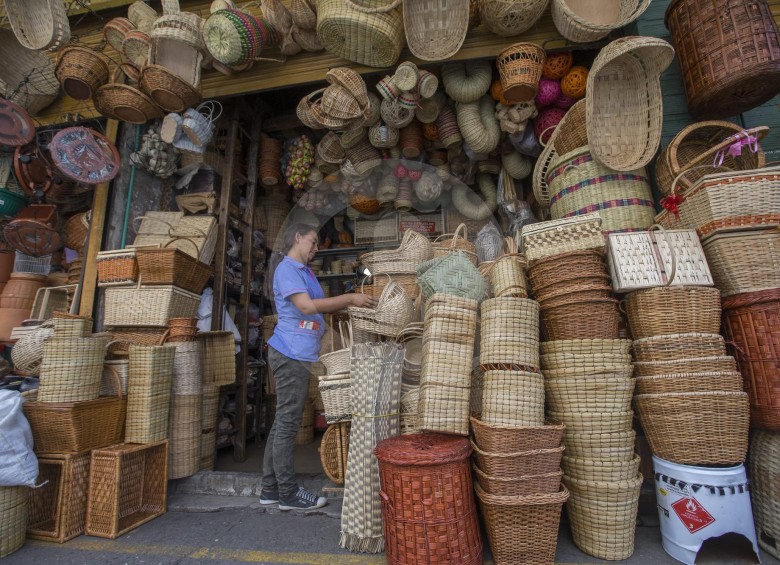 Por la calle Colombia, los Ochoa venden artesanías; adentro, Álvaro Ordóñez tiene tienda de botánica. FOTOS Donaldo Zuluaga