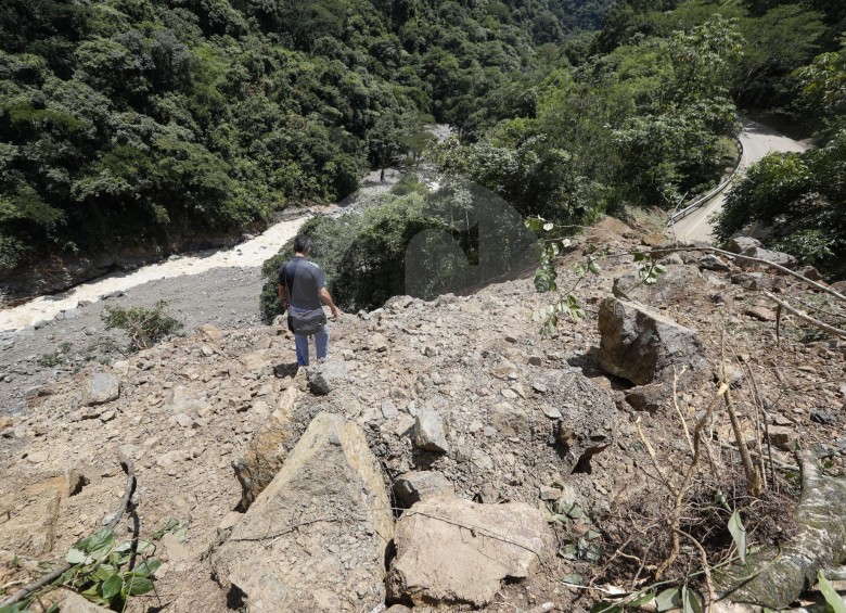 Parte de la carretera fue a parar al cauce de la quebrada Sinifaná. Se calcula que más de 300.000 metros cúbicos cayeron en el km 60. La inestabilidad no se detiene. FOTO MANUEL SALDARRIAGA