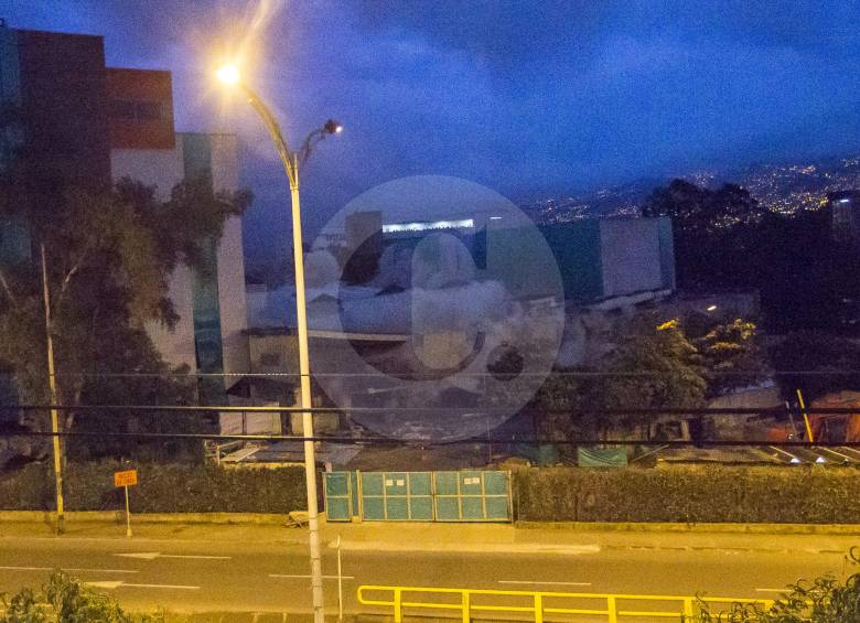 Así se vio la implosión del antiguo edificio de ingenierías. FOTO CARLOS VELÁSQUEZ