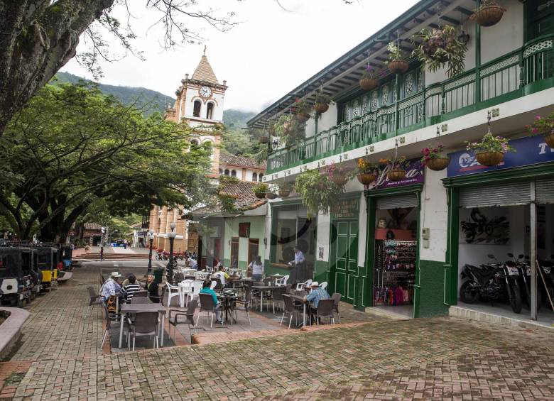 Parque principal e iglesia del Municipio de Ciudad Bolívar en el suroeste de Antioquia. Foto: Esteban Vanegas