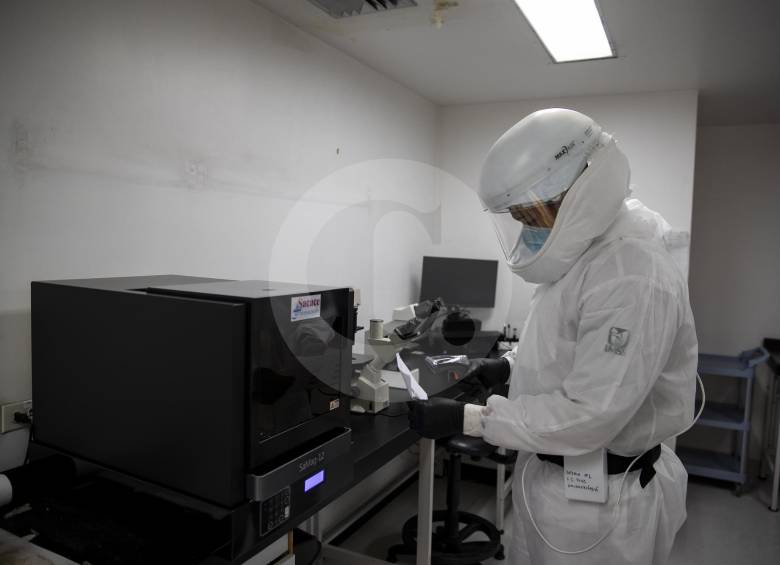 En la extensa red de laboratorios de la U. de A. ya se procesan pruebas de SARS-CoV-2 de acuerdo al protocolo de Berlín. El desarrollo presentado ayer abriría una nueva puerta. FOTO ESTEBAN VANEGAS