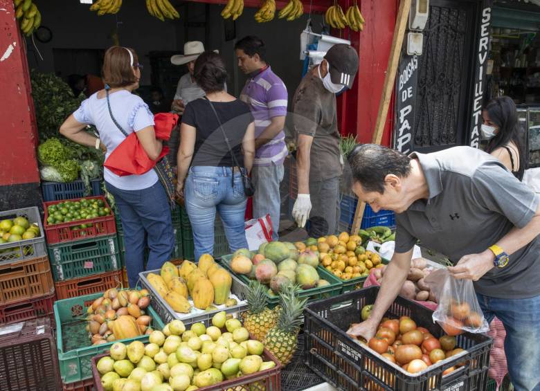 Para muchos ciudadanos en los barrios, conseguir alimentos a precios justos se volvió una lucha cotidiana, pues han aflorado los especuladores y acaparadores. FOTO Edwin Bustamante