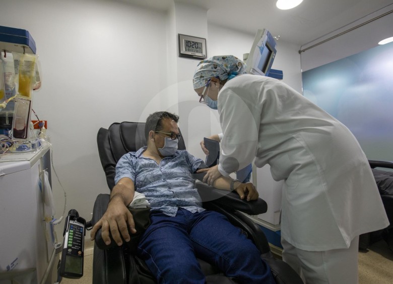 La donación de sangre en los centros hospitalarios nunca se ha suspendido durante la pandemia, pero sí bajó su frecuencia por el temor de la gente de contraer el virus y por las restricciones de movilidad vigentes desde finales de marzo. FOTO EDWIN BUSTAMANTE
