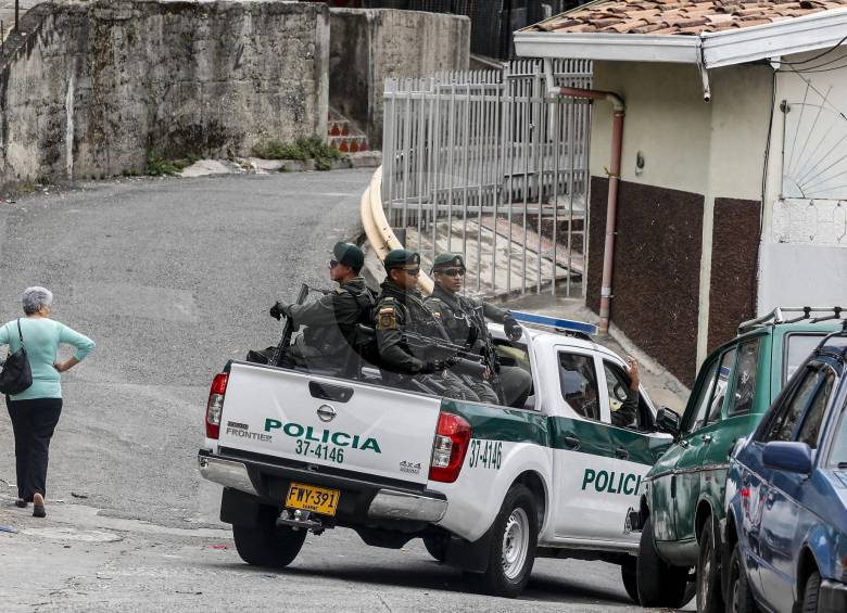 Patrullaje policial en la comuna 13 el pasado 24 de febrero. FOTO JAIME PÉREZ