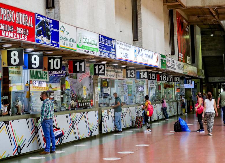Ventas virtuales de tiquetes, uso obligatorio de tapabocas, toma de temperatura y la recomendación de evitar hablar y consumir comidas son algunos de los protocolos adoptados. Hasta ahora no se han visto congestiones en las salas de espera. FOTO Jaime Pérez