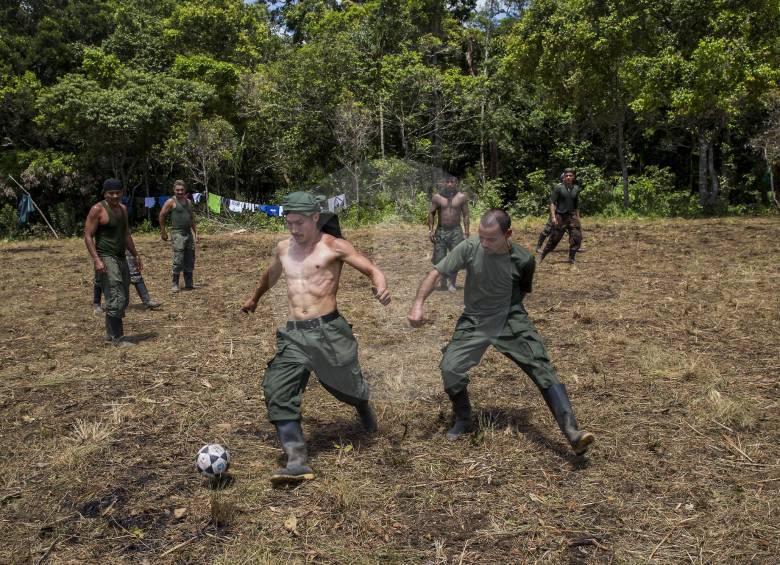 Guerrilleros en momentos de esparcimiento durante la Décima Conferencia de las Farc en los Llanos del Yarí, entre Caquetá y Meta, realizada en septiembre de este año. FOTO esteban vanegas 
