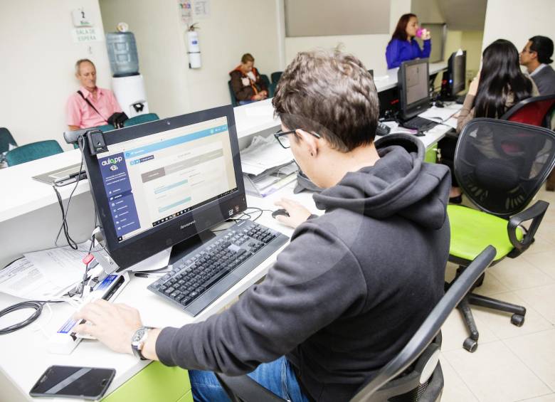 Centros de Enseñanza Automóvilística en el país estrenan un sistema que controla su operación. El objetivo de la Superintendencia de Puertos y Transporte es reducir la corrupción y aumentar la seguridad. La implementación ha resultado compleja. FOTO Mario Valencia