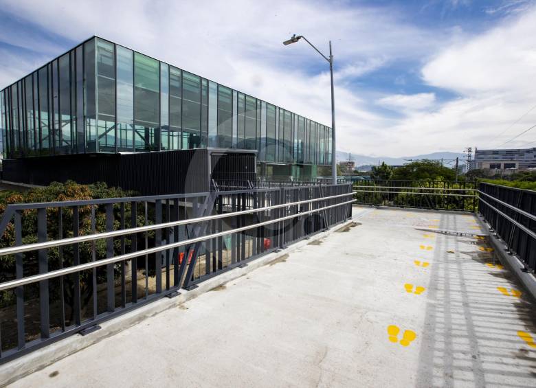 El nuevo cabezote de Poblado, ubicado en el costado sur, tiene una arquitectura diferente a las convencionales con un cubo de vidrios de tonos verdes. Se trata de un edificio de tres niveles con una estructura metálica. Duplicará su capacidad. FOTO Jaime Pérez