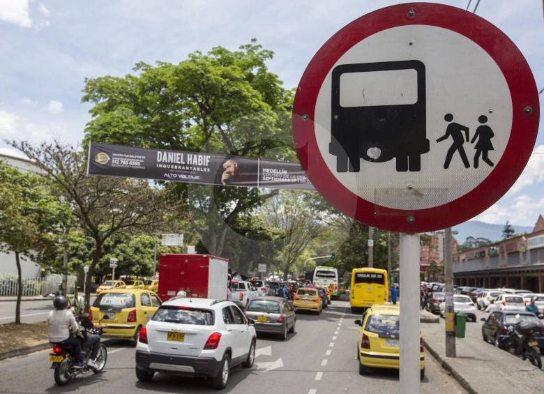 Once paraderos deberán ser intervenidos para acondicionarlos a bahías que permitan la parada de los buses eléctricos en el corredor de la 80, occidente de Medellín. FOTO EDWIN BUSTAMANTE