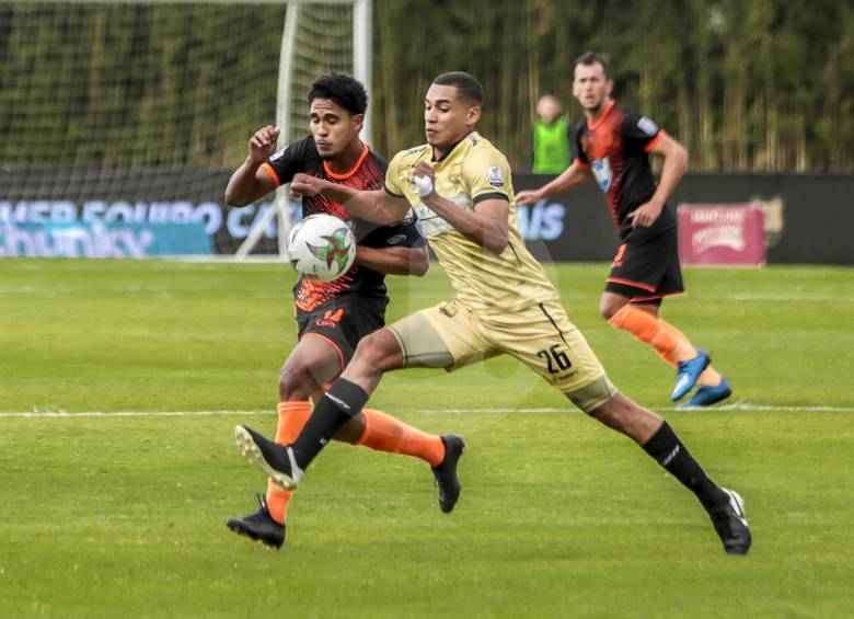 El llamado clásico joven resultó un encuentro parejo en el estadio Alberto Grisales del Oriente antioqueño. FOTO Carlos Velásquez