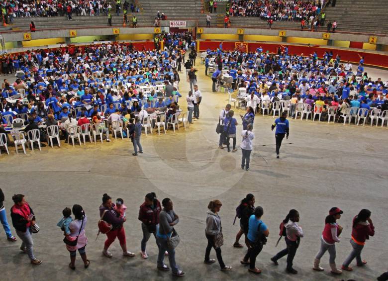 Con el proceso de bancarización se han resuelto imágenes como estas, del pasado, para acceder a los recursos del programa Familias en Acción de la Presidencia. FOTO archivo esteban vanegas