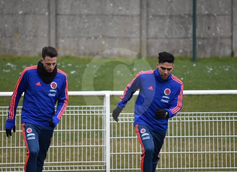 Santiago Arias y Radamel Falcao García durante uno de los entrenamientos previos al duelo de hoy. FOTO CORTESÍA FCF
