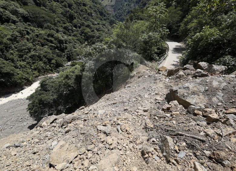 El desprendimiento de 300.000 metros cúbicos de tierra, localizado entre los km 59 y 60 de la vía entre Medellín y Bolombolo, provocó el cierre indefinido en el tramo. FOTO Manuel saldarriaga