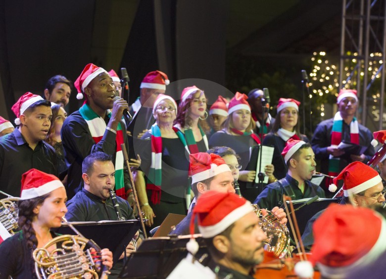 Un coro de excombatientes y víctimas dan concierto navideño acompañados de la Orquesta Filarmónica de Medellín, un canto a la Navidad y a la reconciliación nacional. FOTO Edwin Bustamante