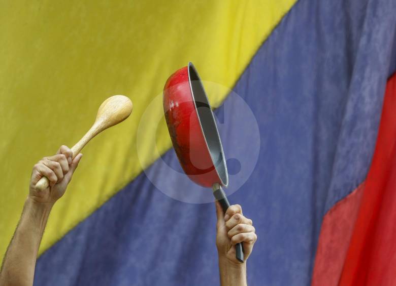 El cacerolazo, uno de los símbolos de estas protestas, es una práctica recurrente en América Latina que, de acuerdo con los expertos, Colombia adoptó en estas movilizaciones. Foto: Manuel Saldarriaga Quintero