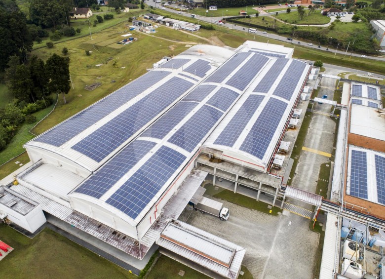 Paneles fotovoltaicos en el techo de la Fábrica Nacional de Chocolates, municipio de Rionegro. FOTO ESTEBAN VANEGAS