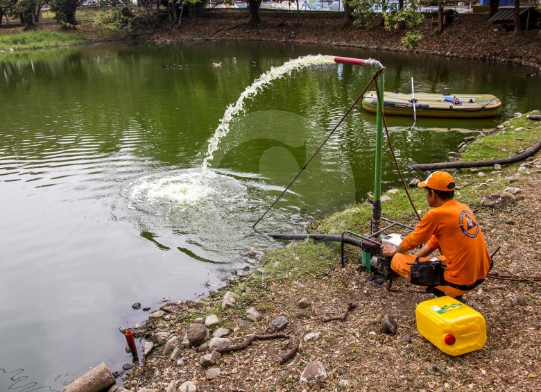 Motobomba entró a funcionar en el lago del parque Tulio Ospina, de Bello, para oxigenar el agua. FOTO CARLOS VELÁSQUEZ