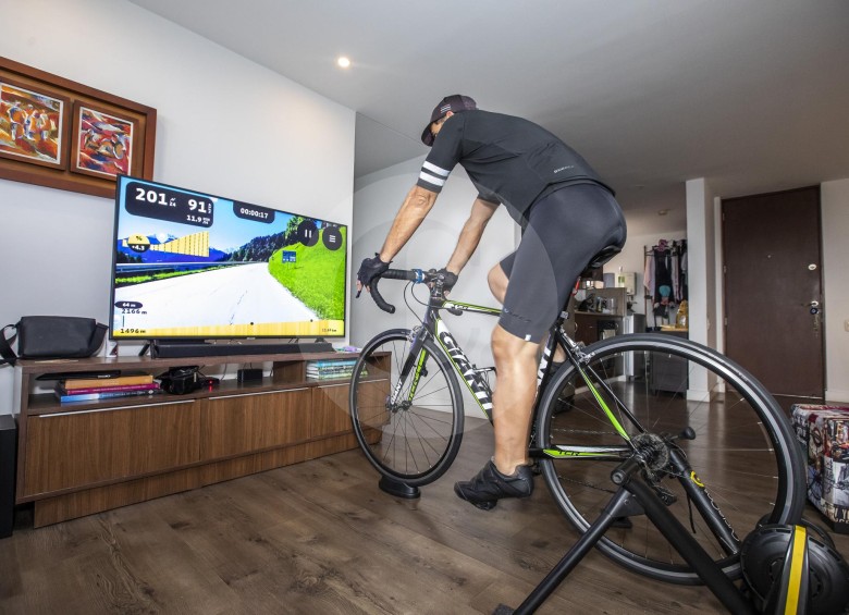 Los ciclistas hallan en plataformas digitales un respiro al encierro, como lo afirma Bryan Gómez. FOTO CARLOS VELÁSQUEZ