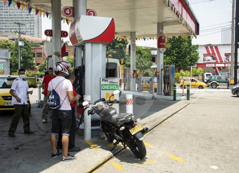 Ecopetrol y expendedores minoristas de combustibles señalan un aumento en las ventas de combustibles por la reactivación productiva. Foto Carlos Velásquez