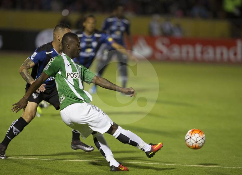 Marlos Moreno empezó a jugar ayer su primera final en Libertadores. Tuvo algunos momentos de brillantez y fue pieza importante en la salida verde. FOTO Esteban Vanegas, enviado especial Quito