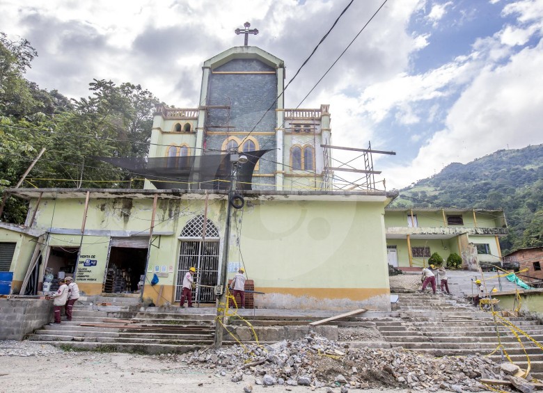 La iglesia del corregimiento está siendo sometida a mantenimiento.