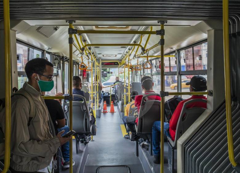 Todos los trenes, cabinas y buses estarán funcionando, pero solo podrán tener una ocupación del 35 %. FOTO Carlos Velásquez