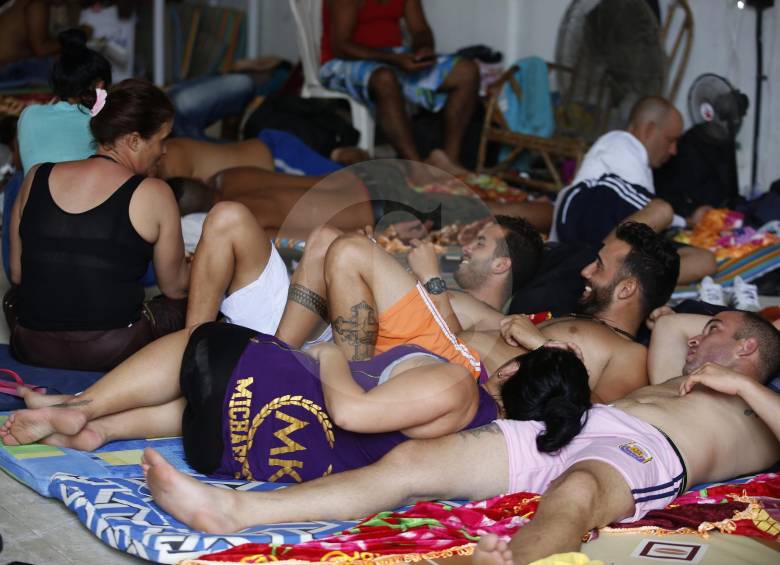 Algunos de los migrantes completan siete meses habitando una bodega en el municipio de Turbo. FOTO manuel saldarriaga