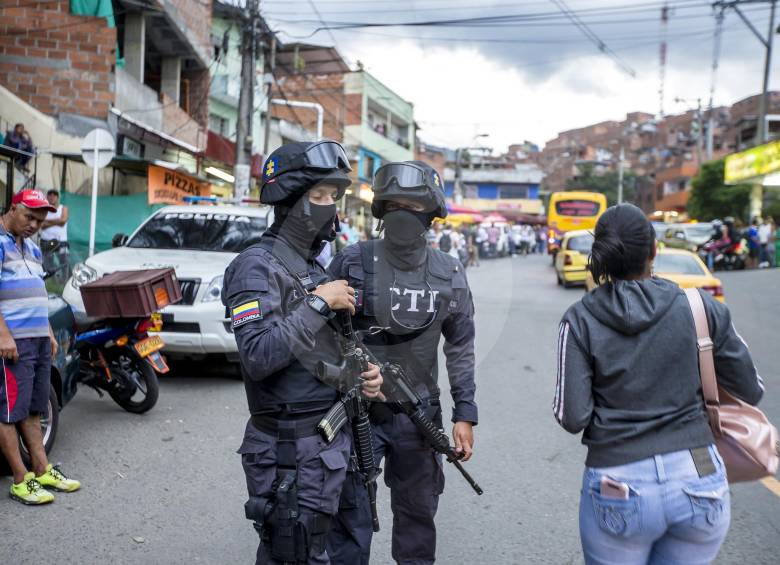 La Fuerza Pública ha hecho presencia masiva en la Comuna 13 buscando restablecer la tranquilidad. FOTO juan antonio sánchez