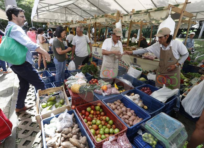 En 20 puntos de Medellín como este de La Presidenta, en El Poblado, se hacen Mercados Campesinos, donde agricultores de la ciudad venden directamente sus productos. FOTO Manuel Saldarriaga