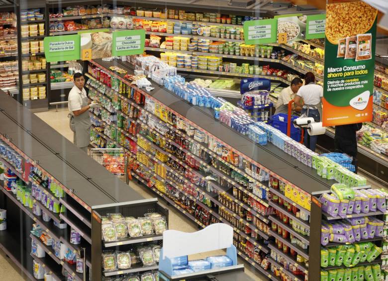 Con la estrategia de promociones es que se pretende enganchar de nuevo a los clientes de Consumo. FOTO Manuel Saldarriaga