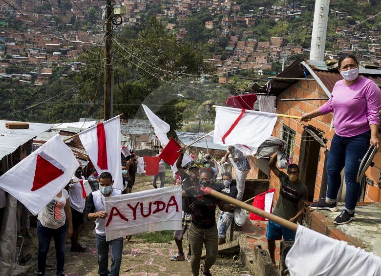 A comienzos de marzo, en algunos barrios de Medellín, como en Vallejuelos, habitantes protestaron porque tenían hambre. FOTO Julio césar Herrera