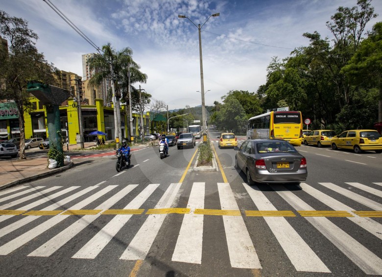 Este es el paso paetonal que se ubicó en la calle Barranquilla como reemplazo al puente que se desmontó para darle prioridad a los peatones. FOTO Edwin Bustamante 