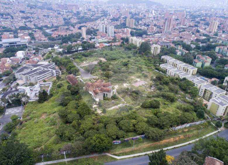 En este predio, donde hasta 2015 existió la cárcel de Mujeres El Buen Pastor, se construirá la ciudadela universitaria de Occidente. Quedará conectada con el Parque Biblioteca San Javier y con la estación del Metro. FOTO esteban vanegas