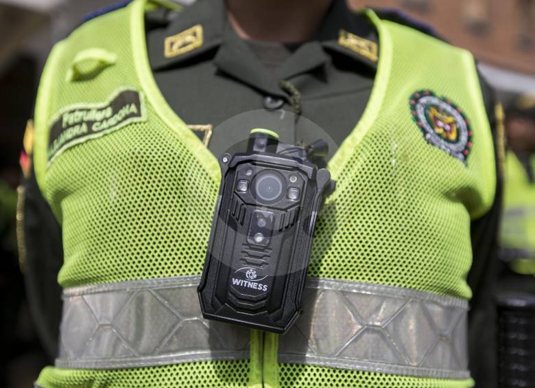 El propósito es que en octubre los 413 cuadrantes de la capital antioqueña estén dotados con 1.644 bodycam, que cada uniformado debe portar en el pecho durante sus turnos. FOTOS SANTIAGO MESA