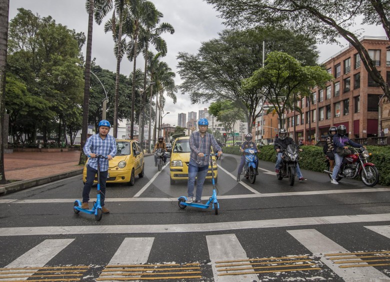 Alrededor de 50 scooters (patinetas eléctricas), estarán disponibles en las calles de El Poblado, en Medellín, como una alternativa de transporte limpio para la ciudad. FOTO Santiago Mesa