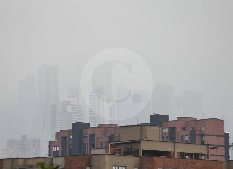 Así amaneció, este lunes, el Valle de Aburrá en la zona sur. FOTOS: Jaime Pérez Munévar