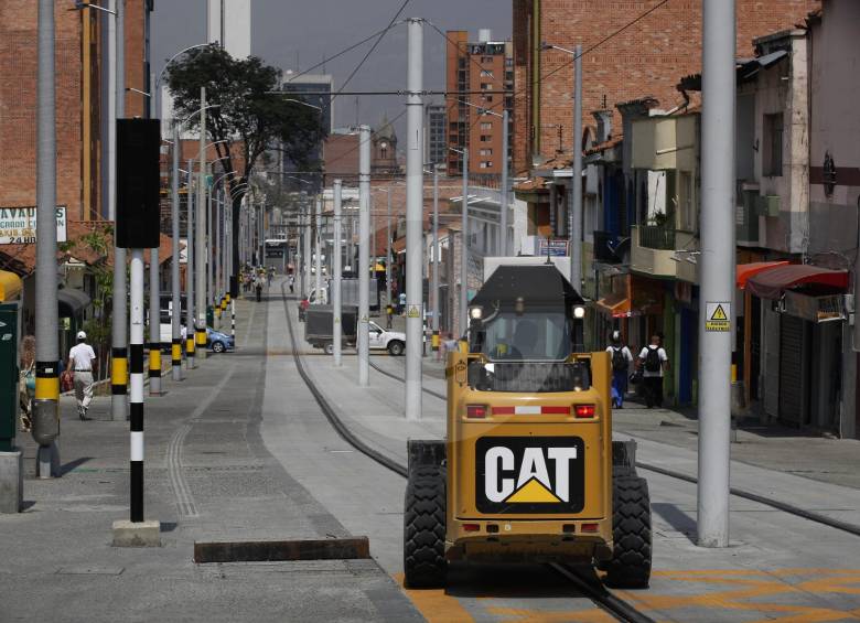 Así luce hoy el corredor tranviario por la calle Ayacucho. Los detalles que hacen falta no comprometen el inicio de la operación comercial. FOTO manuel saldarriaga