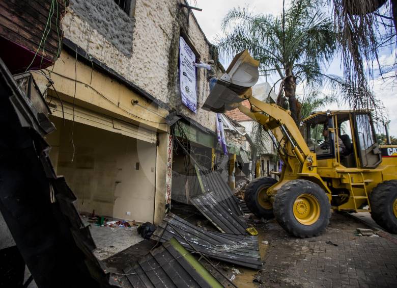 Durante el operativo las autoridades demolieron varios cambuches donde por años se asentaron habitantes de calle en Medellín. FOTOS JULIO CÉSAR HERRERA