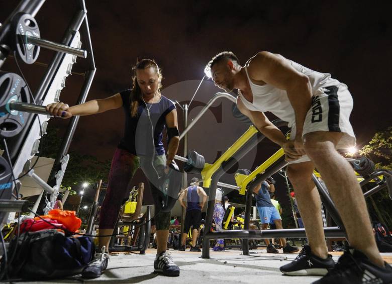 El gimnasio al aire libre es uno de los atractivos que hay en la unidad deportiva de Belén. Sus máquinas son utilizadas, de manera masiva, por hombres y mujeres. FOTOs Manuel saldarriaga