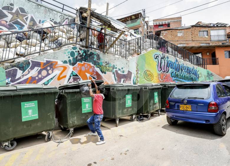 Como se observa, los ciudadanos ya no arrojan las basuras al andén ni a la calle sino en los recipientes, que luego son levantados por los compactadores de Emvarias. FOTO jaime pérez