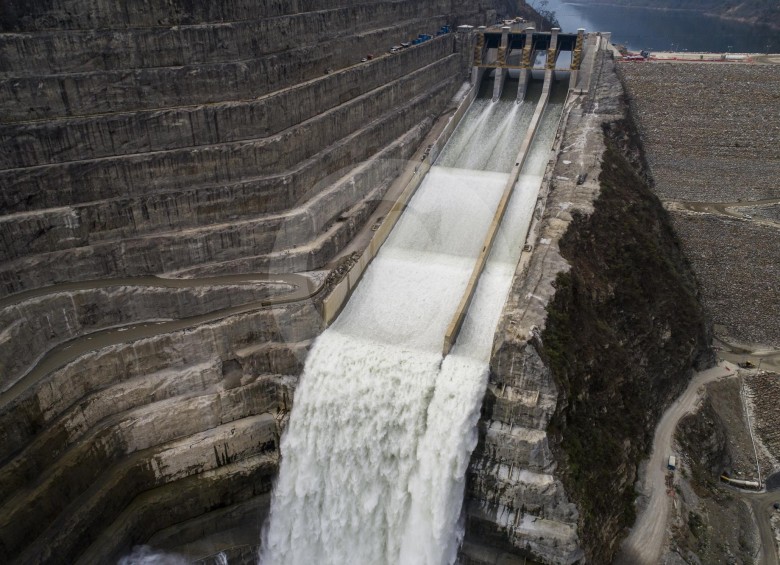 El vertedero del proyecto hidroeléctrico está operando de forma constante desde el pasado 9 de febrero. FOTO esteban vanegas