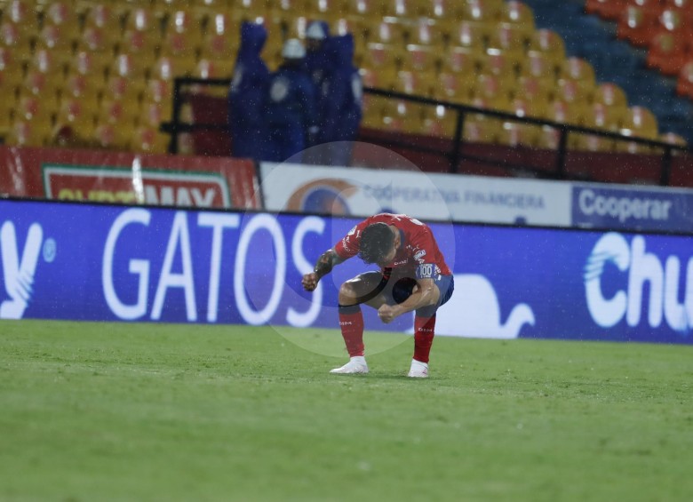 La impotencia de Germán Cano tras el empate con Once Caldas. FOTO JAIME PÉREZ