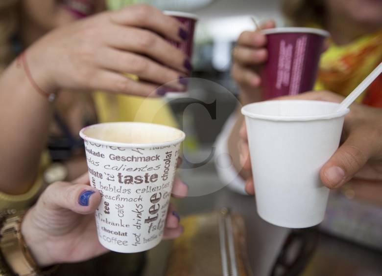 Vasos de cartón, mezcladores de madera y bolsas de plástico biodegradable son algunas de las alternativas que pueden sustituir al plástico de un solo uso. FOTO Edwin Bustamante