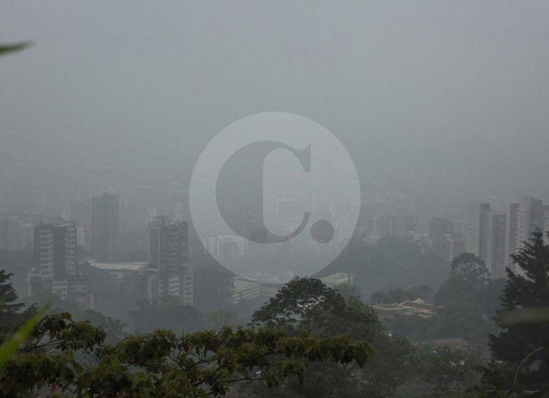 El estudio de la Contraloría señala que los barrios donde hay más muertes por enfermedades respiratorias, como Laureles y Belén, están en zonas de alto flujo vehicular. FOTO Edwin bustamante